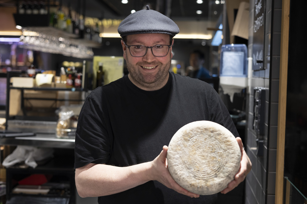 Ioritz Imaz posa con uno de sus quesos vascos artesanos.