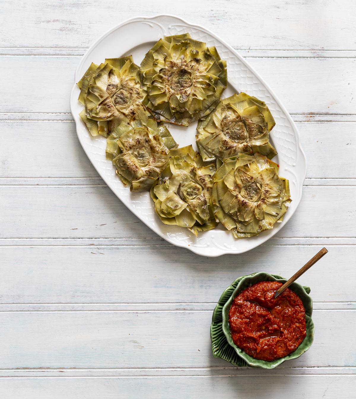 Alcachofas flor con salsa romesco