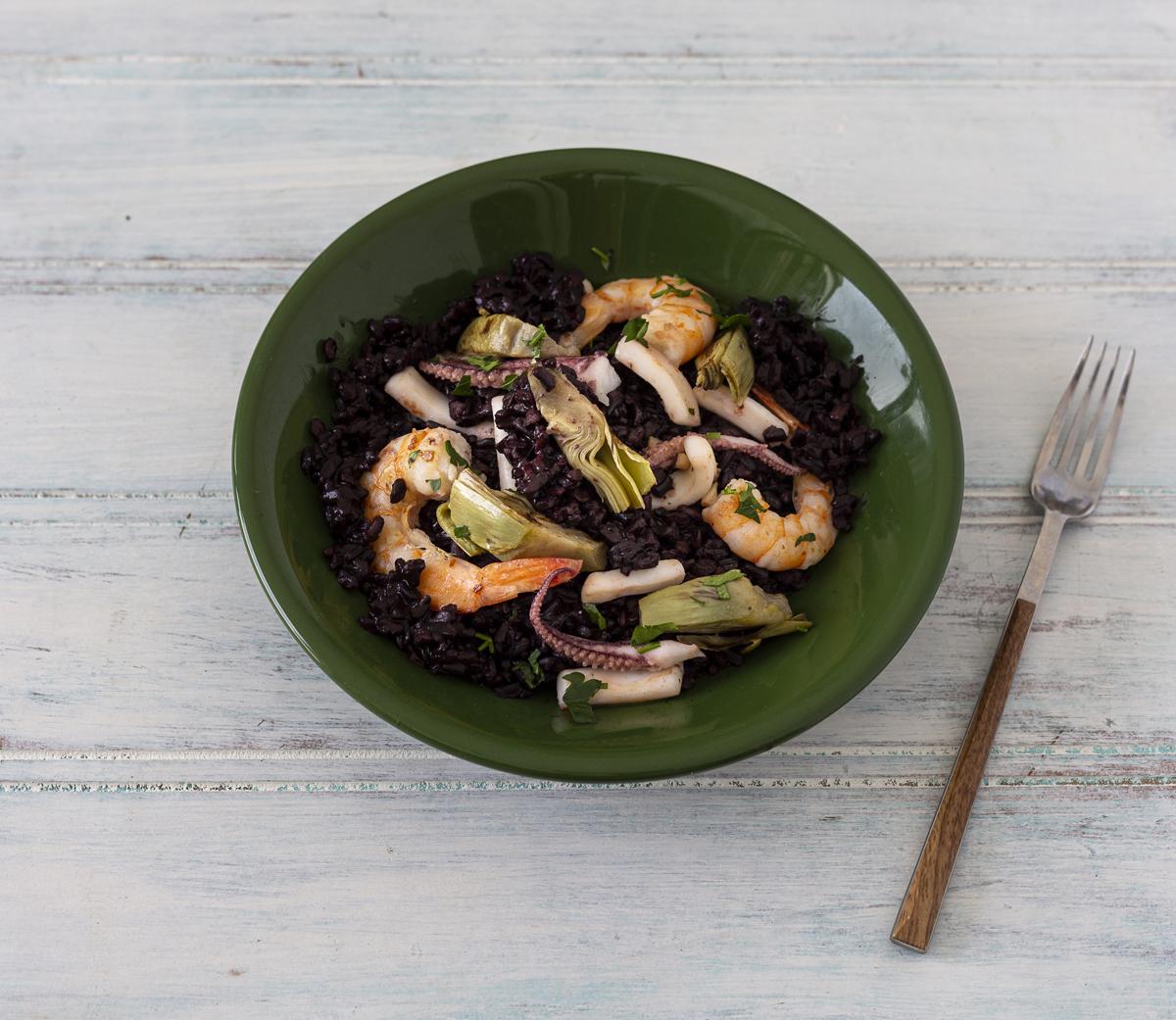 Arroz nerone con alcachofas y frutos del mar