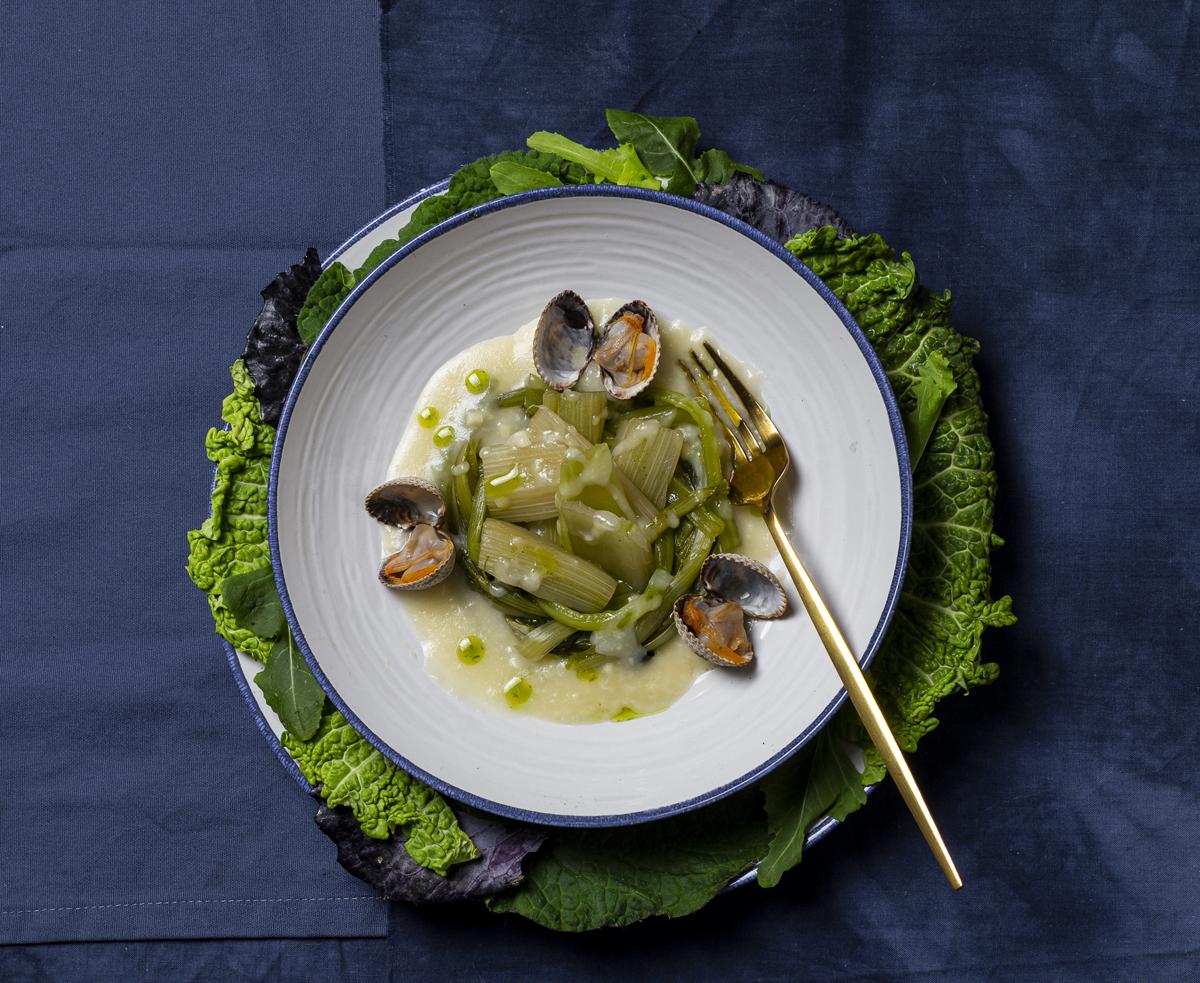  Cardo, borraja y achicoria con berberechos y velouté marinera 